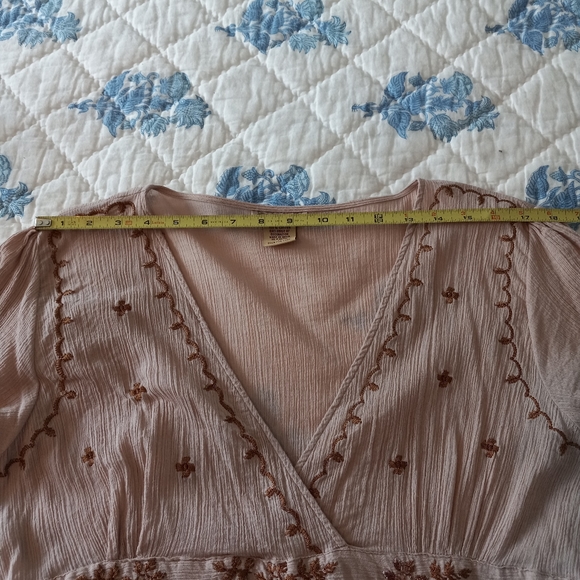 Cute Tunic Top with Bow in the Back - Picture 9 of 15